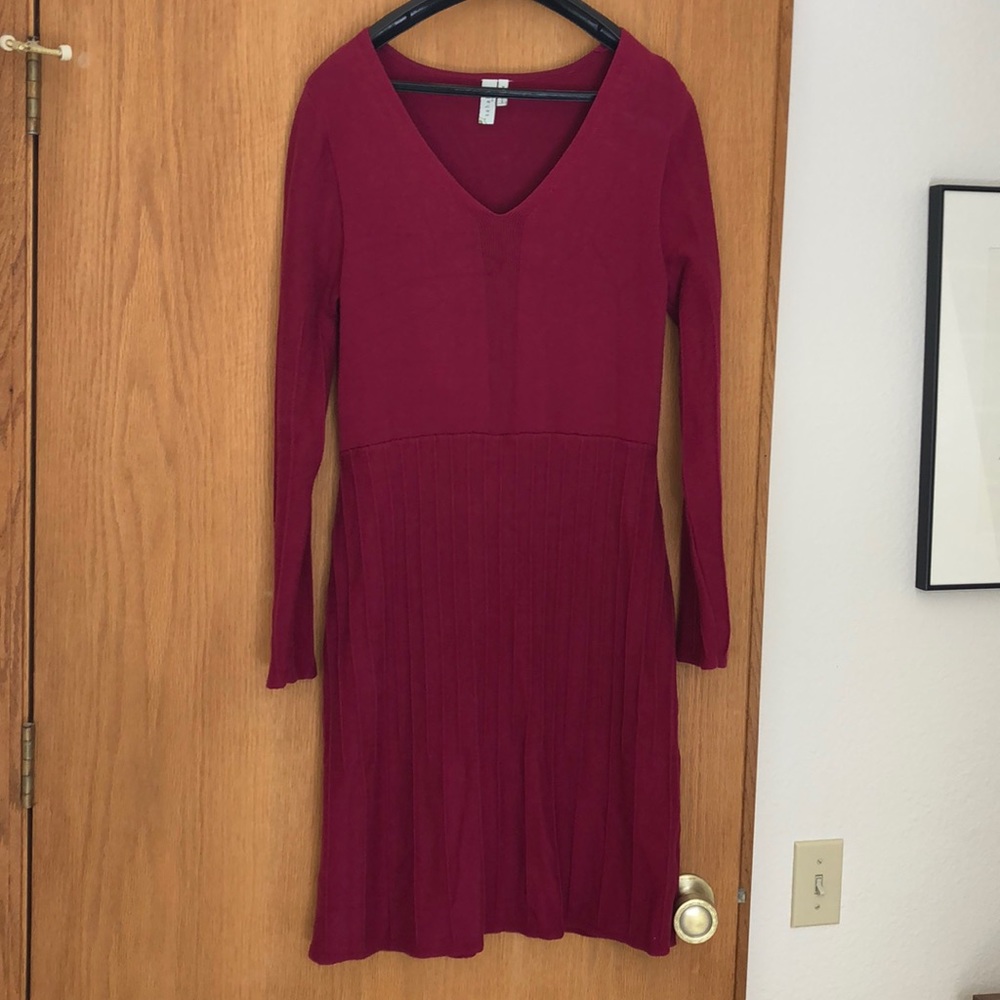 Burgundy long sleeve V-neck knit dress